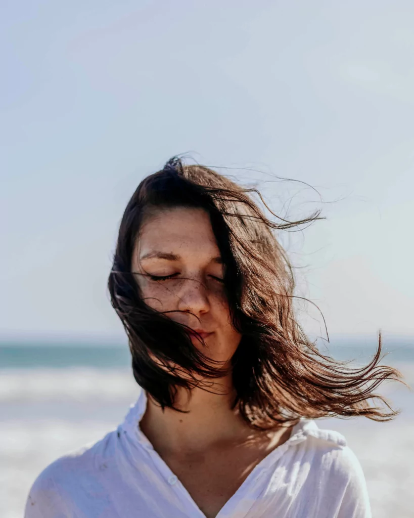 Uma pessoa em sintonia com as suas sensações durante a meditação.